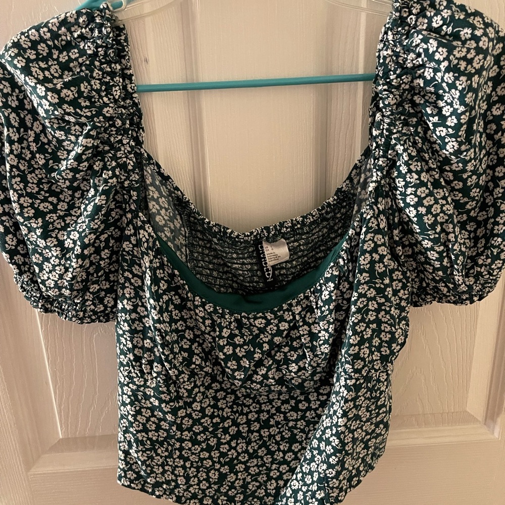 H&M green and white crop top blouse size LARGE